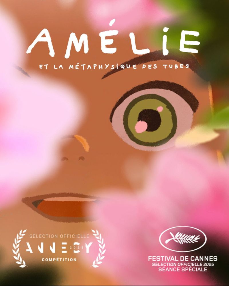 Affiche du film Amélie et la métaphysique des tubes montrant un visage de petite fille de trois ans caché derrière des fleurs rose. Elle a un grand œil vert et une bouche ouverte. Deux logos de sélection officielle en festival : Annecy et Cannes