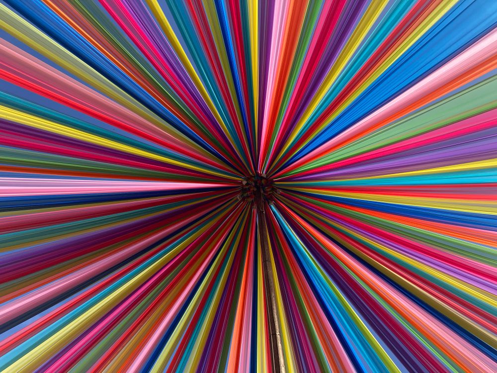 Dôme de tissu multicolore, sans ordre logique, mais très rainbiw 