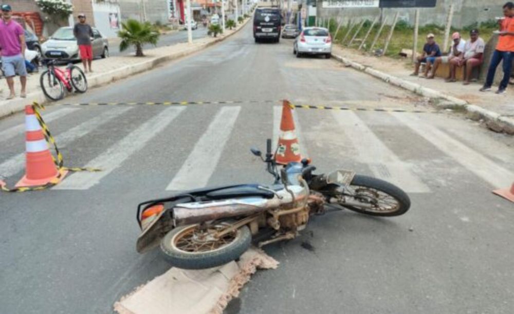 Mulher morre após acidente com ônibus da PM na SE-230 em Glória