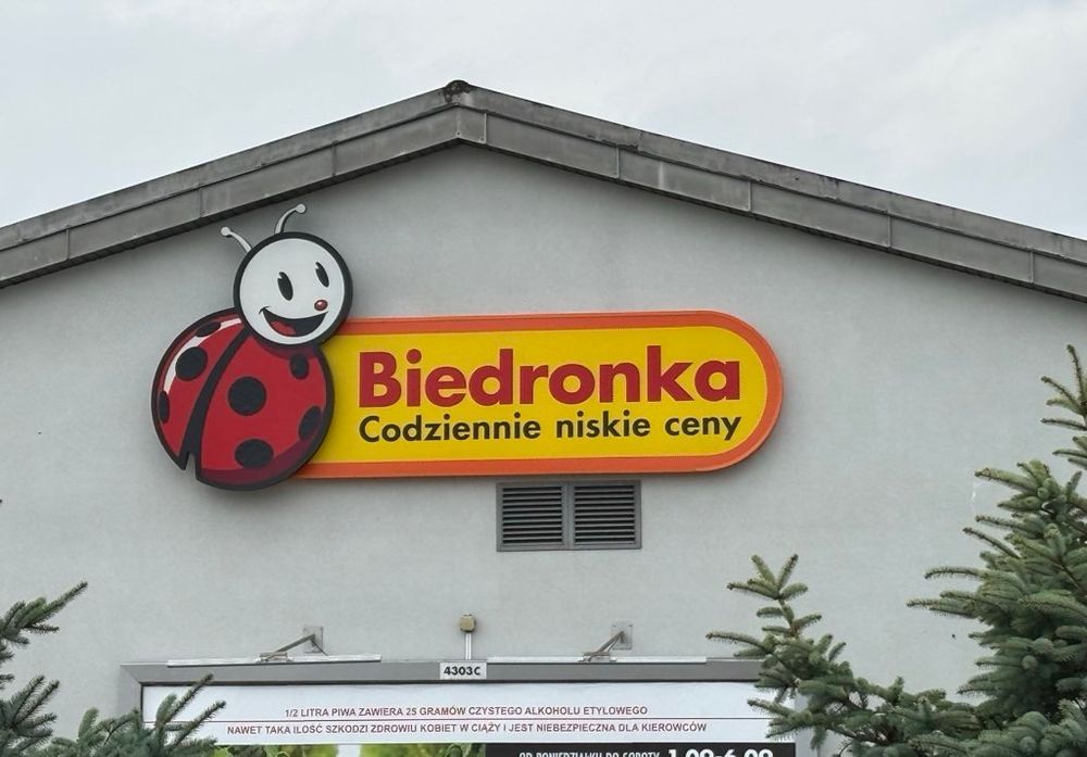 Ein Gebäude mit Werbeschild Biedronka.