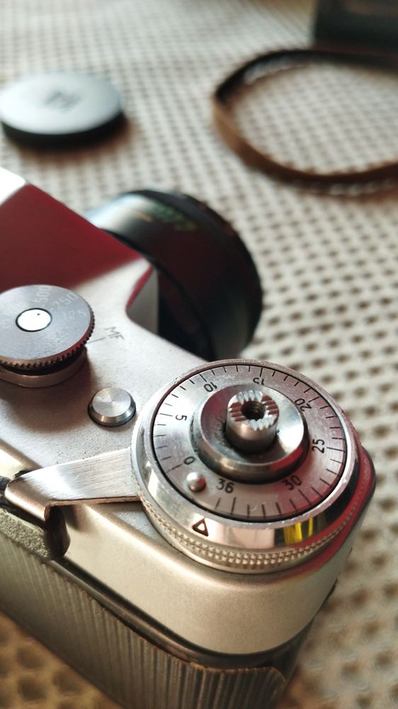 Câmera analógica com o ponteiro de fotos no número 36, seu máximo 