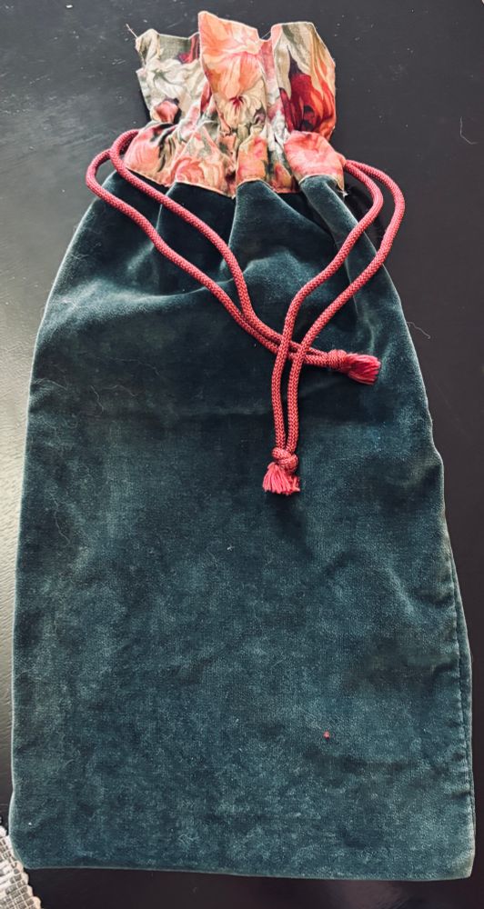 Dark green velvet shoe bag with a floral drawstring opening. Vintage 1980s. 