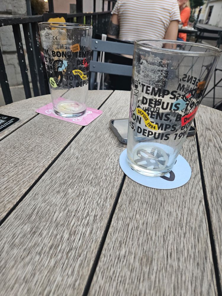 2 verres de bière vides