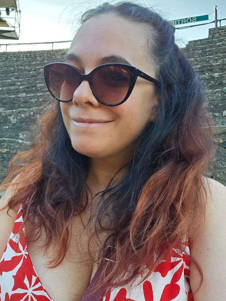 Femme souriante et lunettes ee soleil 