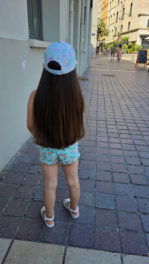 Enfant de dos cheveux longs