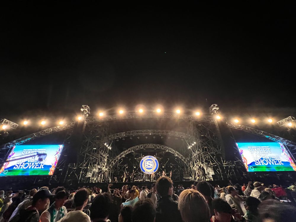 SWEET LOVE SHOWER ライトアップされた夜のステージ