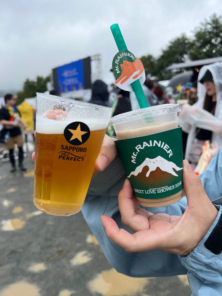 生ビールとラテシェイク　シェイクはパッケージがマウントネコちゃん仕様でかわいい　雪山を猫の輪郭にみたてて顔かいてる　ストローにもねこちゃんいる