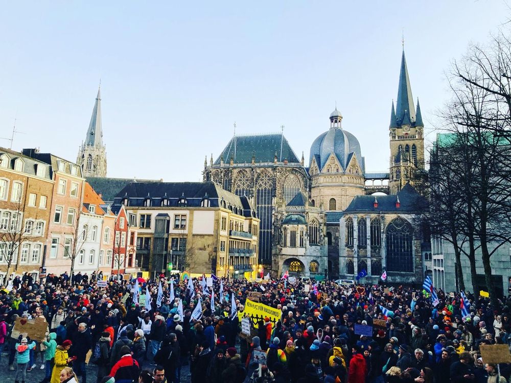 Demo auf dem Katschhof, im Hintergrund der Aachener Dom. Wir sind die Brandmauer!