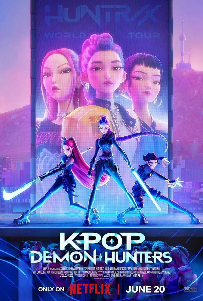 Affiche du film Kpop Demon Hunters, présentant 3 jeunes femmes. Une rousse aux cheveux longs à gauche, une coiffée d'une longue tresse violette au centre et une brune coiffée d'une frange et des chignons à droite. Elles sont en tenue de scène à l'arrière et en tenue de combat à l'avant.