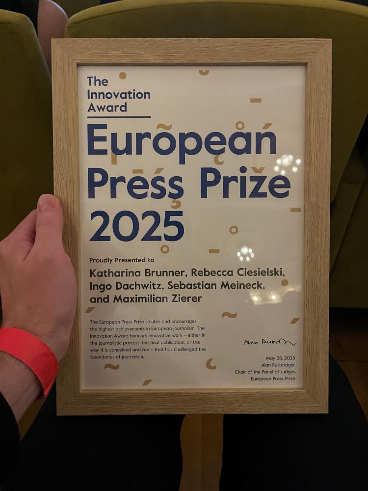Eine Urlunde in einem Holzrahmen. Darauf steht: The Innovation Award | European Press Prize 2025 | Katharina Brunner, Rebecca Ciesielski, Ingo Dachwitz, Sebastian Meineck and Maximilian Zierer“