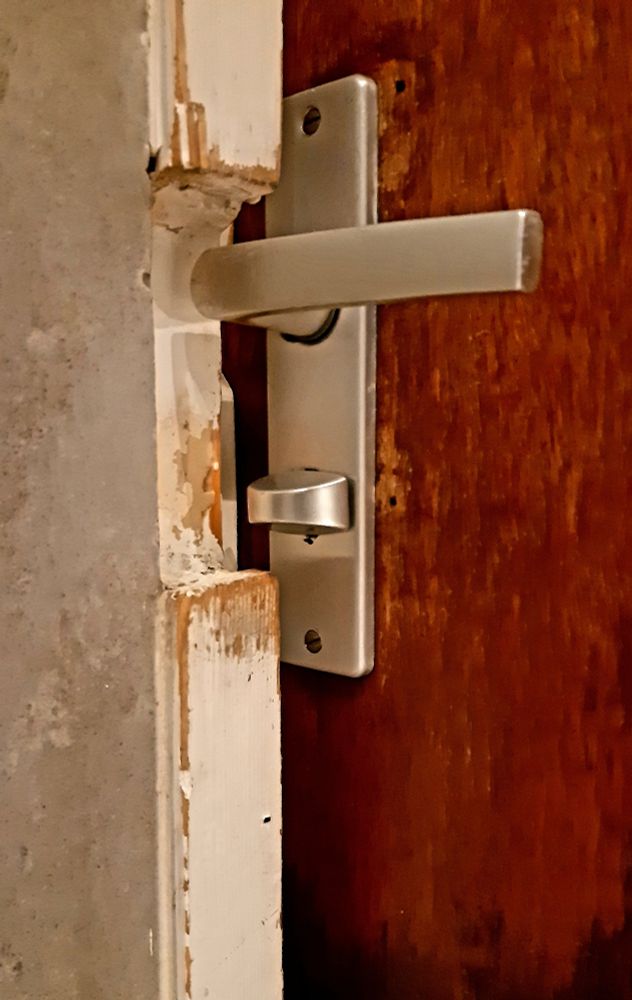 Ganz normaler Metalltürgriff mit Drehschloss, wie für Toiletten üblich. Allerdings ist das Türblatt etwas zu groß, so dass auf Höhe des Griffes der innenliegende Holztürrahmen 3 Zentimeter ausgenommen werden musste. Tja nu.