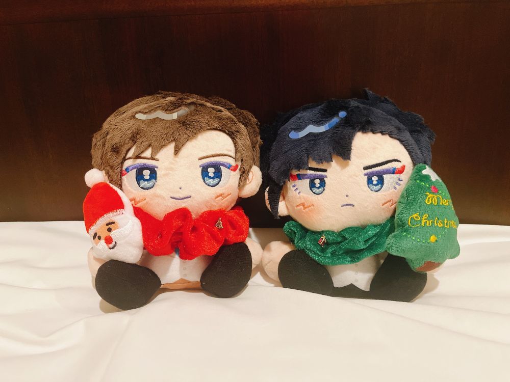 首に飾りを巻いた2体のぬいぐるみが並んでいる。