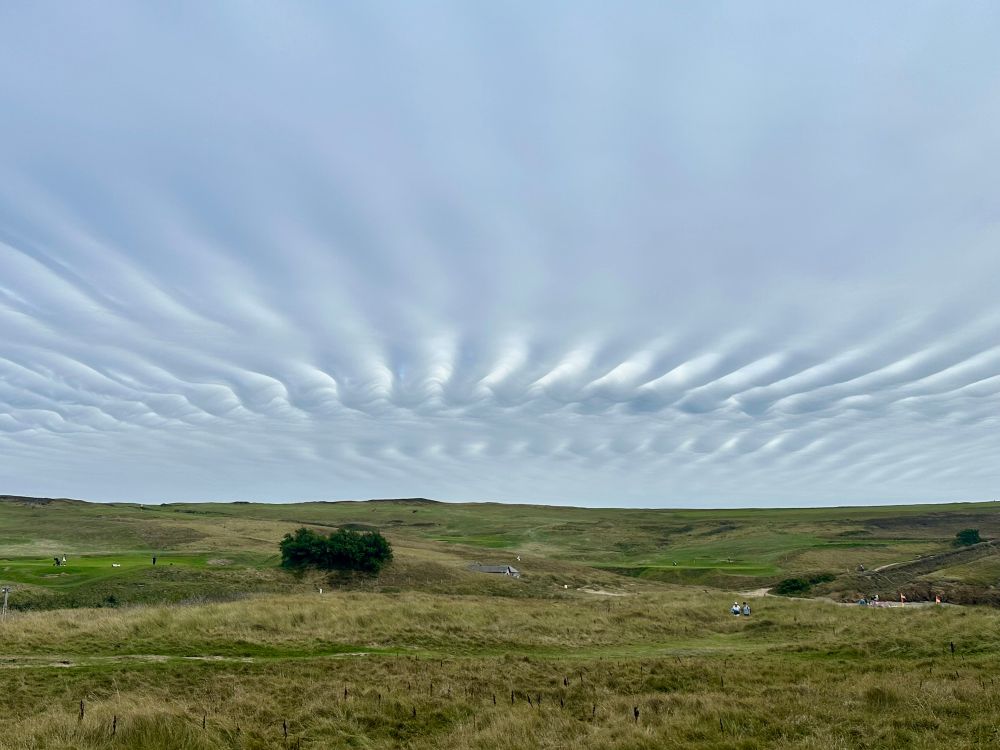 Amazing ripple clouds (asperitas?) over the west side of the Lizard today. View looking east over the fields. 