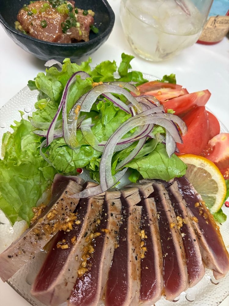 かんぱちの胡麻あえ、ハイボール（は私の）マグロのたたきはレモン醤油ガーリックのそーすにした。あと昨日の豚汁な。
青空ごはん部