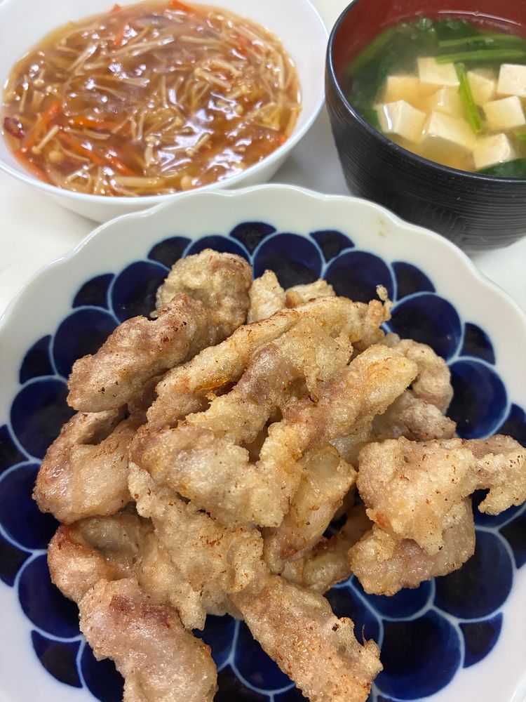 えのきと野菜のあんかけに豚ロースの唐揚げをつけて食べる韓国の酢豚タンスユクを想像で作った。ほうれん草と木綿豆腐のお味噌汁。
青空ごはん部