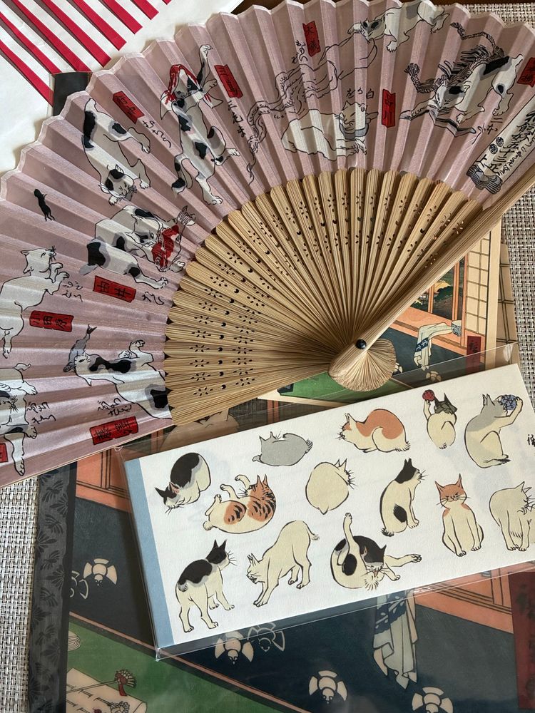 silkの猫の扇子🪭、横書きの一筆箋、ポストカード、クリアファイル
次男はアクキー買ってた