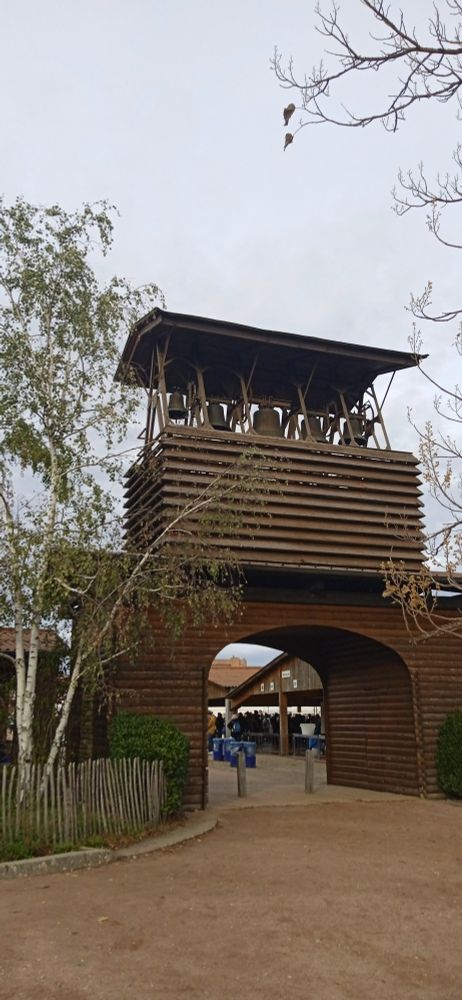 Les célèbres cloches de Taizé : une grande arche en bois surmontée de 5 cloches, quatre moyennes et une très grosse au centre