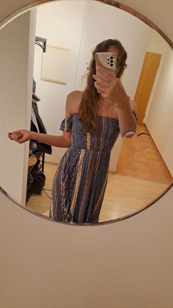 Selfie in einem langen blauen, schulterfreien Sommerkleid