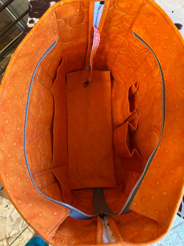 Divided slip pockets and bellow pockets on the inside, with a key leash 