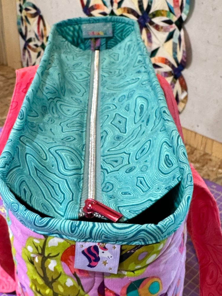 Zipper folds flat against the sides when open 