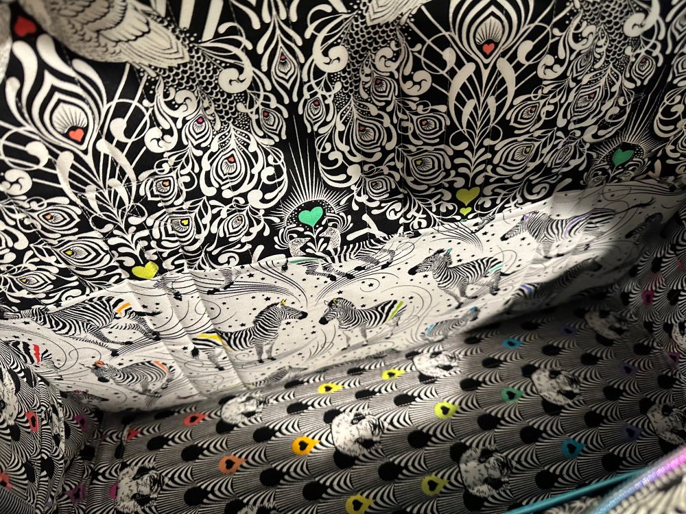Inside divided slip pockets in fabric 