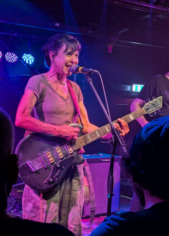 Kristin Hersh performing on stage at Bedford Esquires. 