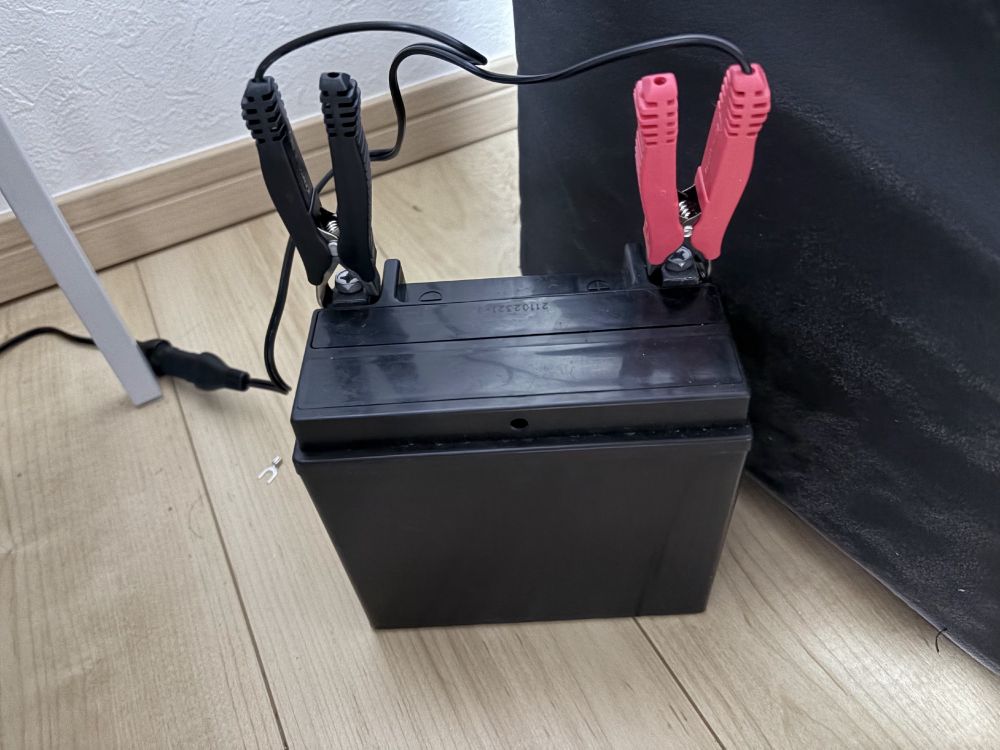 バイクのバッテリーを取り外して充電しているところ