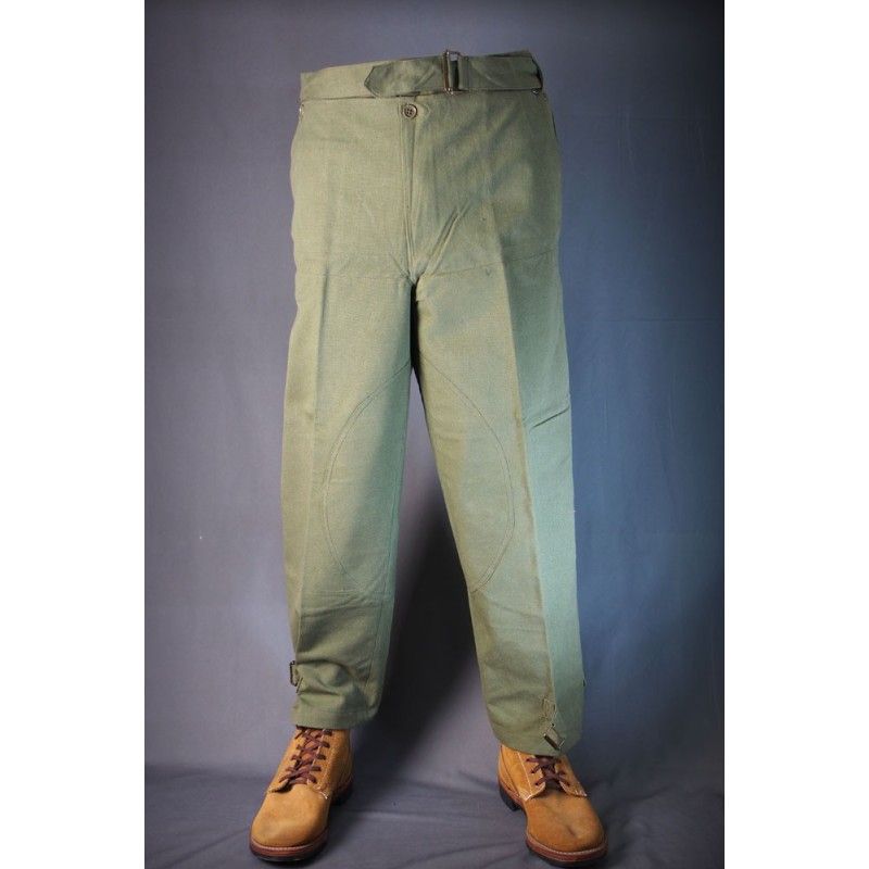 Photo of the pants, which are designed for motorcycle riding (which is why the inner leg has additional fabric, to prevent wear) from https://www.doursoux.com/fr/original-vintage/2864-pantalon-motocycliste-af-annee-47.html
