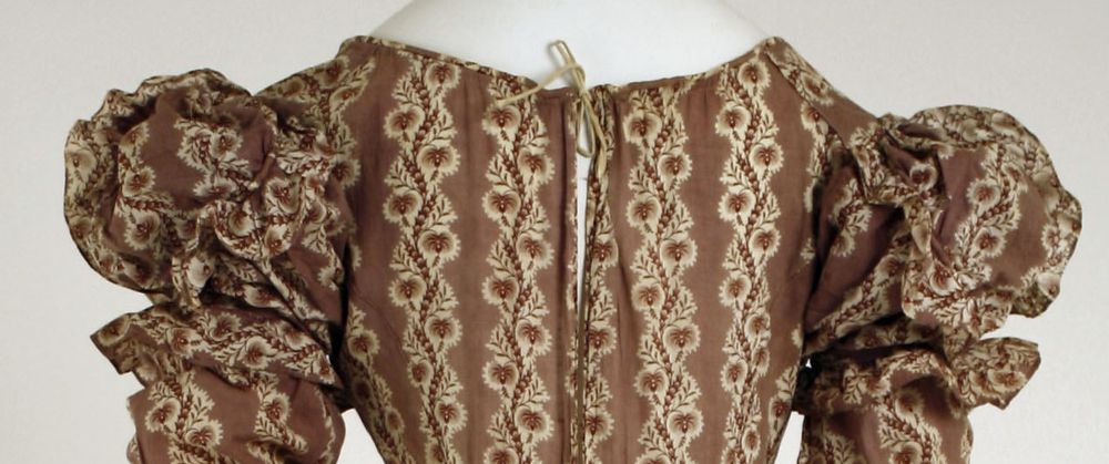 Color photo of the back of the dress, also from the Met Museum's webpage for it, shows that it might be two sleeves because it seems the top part is hemmed at its bottom.