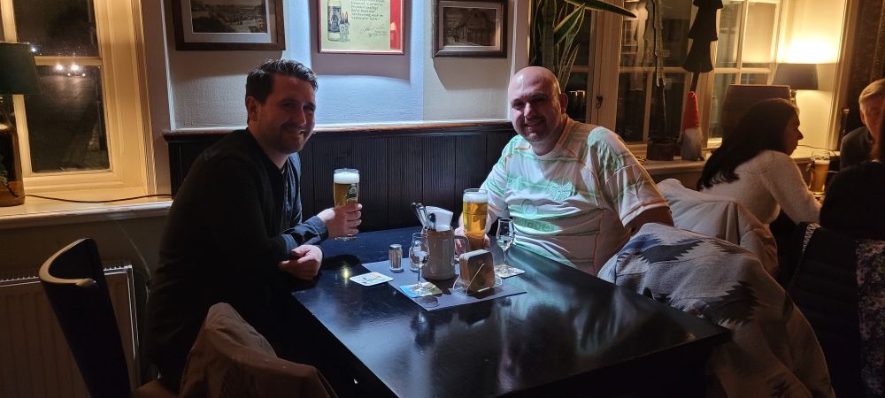 Der User und sein bester Freund am Tisch mit Bier in der Hand