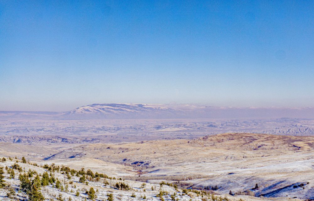 looking east from East Bench 1800m down to the dry desert basin 1100-1200m. Pryors way in back, wild horse country. strong inversion, all of Billings emissions are pushing in there in lite low-level N flow. Up here east winds.
