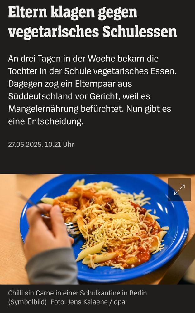 Eltern klagen gegen vegetarisches Schulessen
An drei Tagen in der Woche bekam die Tochter in der Schule vegetarisches Essen.
Dagegen zog ein Elternpaar aus Süddeutschland vor Gericht, weil es Mangelernährung befürchtet. Nun gibt es eine Entscheidung.
27.05.2025, 10.21 Uhr
Chilli sin Carne in einer Schulkantine in Berlin (Symbolbild) Foto: Jens Kalaene / dpa