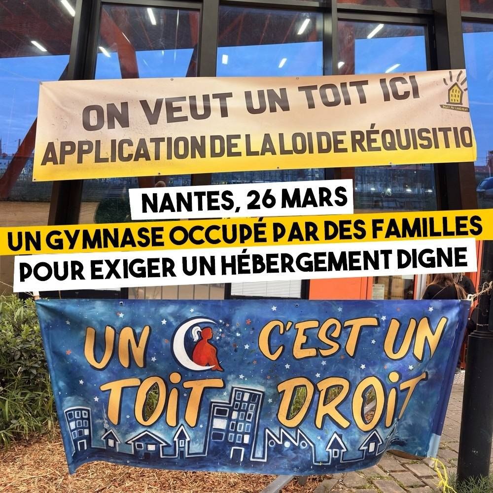 Des banderoles réclamant un toit pour toutes et tous sont placées au gymnase occupé à Nantes.