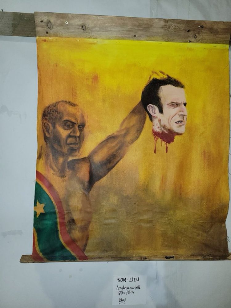 La tête de Macron brandie