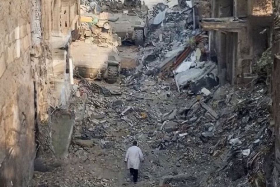 Photo du Dr Hussam Abu Safiya se rendant à l’armée israélienne dans les ruines de l’hôpital qu’il dirigeait 