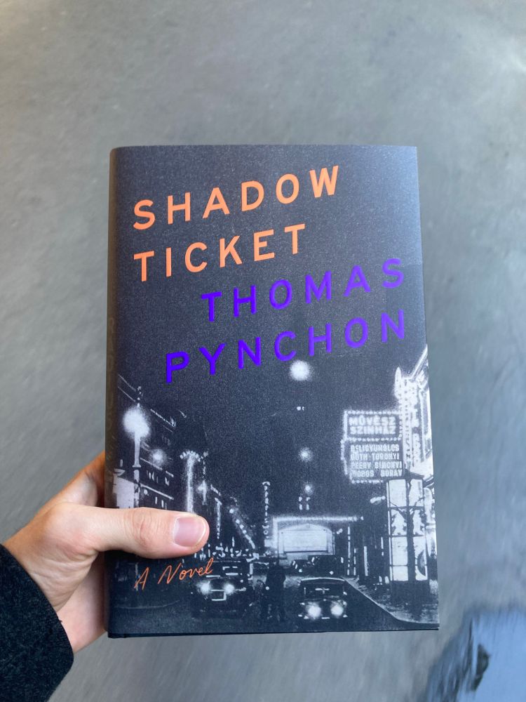 Photo de ma main qui tient Shadow Ticket de Thomas Pynchon