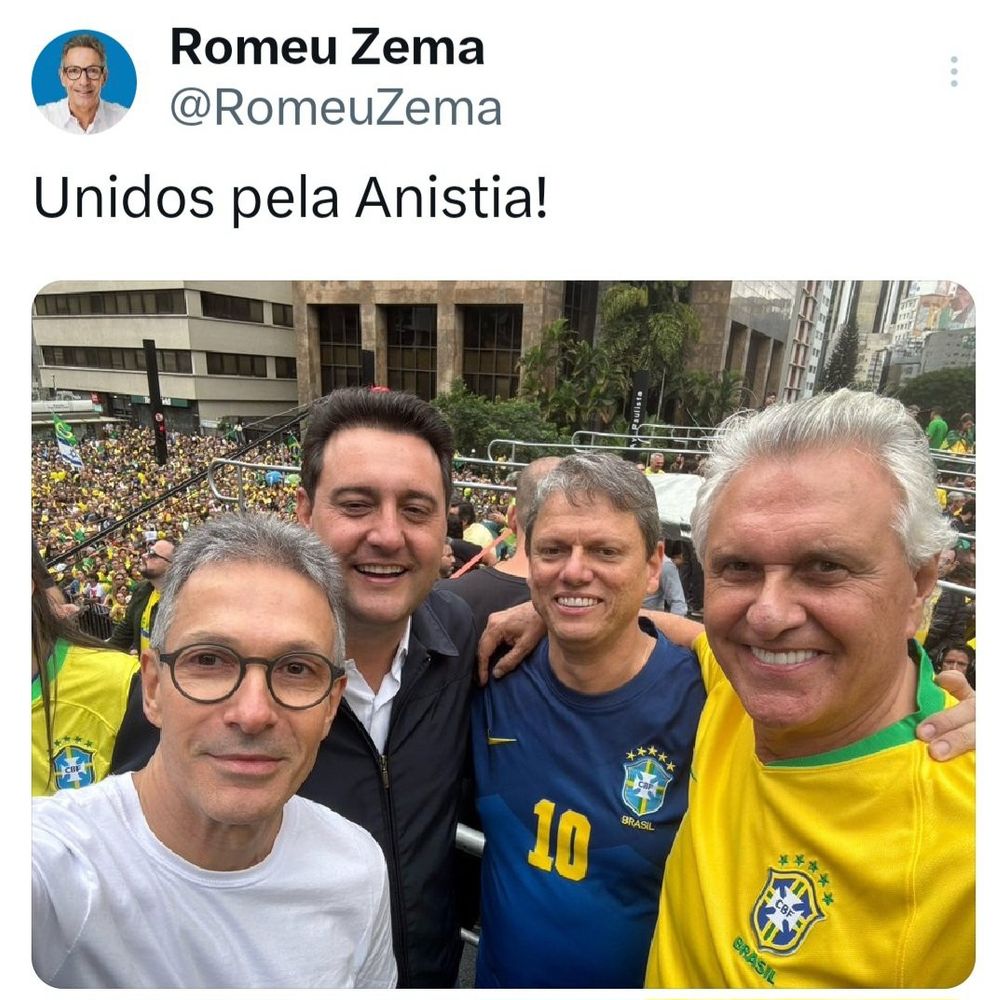 A imagem mostra uma publicação do perfil oficial de Romeu Zema no X (antigo Twitter), com a frase:
“Unidos pela Anistia!”

Na foto, tirada em um evento público com grande concentração de pessoas ao fundo, estão quatro políticos:
	•	Romeu Zema (à esquerda), governador de Minas Gerais, vestindo camiseta branca e óculos de aro redondo;
	•	Ratinho Júnior (segundo à esquerda), governador do Paraná, de camisa preta e sorrindo;
	•	Tarcísio de Freitas (terceiro da esquerda para a direita), governador de São Paulo, vestindo camisa da seleção brasileira azul com o número 10;
	•	Ronaldo Caiado (à direita), governador de Goiás, também com camisa da seleção brasileira, na cor amarela.

O fundo mostra uma multidão vestida majoritariamente de verde e amarelo, indicando um ato político. A frase “Unidos pela Anistia!” sugere apoio ao perdão judicial a envolvidos nos atos antidemocráticos de 8 de janeiro de 2023 — uma pauta que tem sido defendida por grupos políticos alinhados ao ex-presidente Jair Bolsonaro.