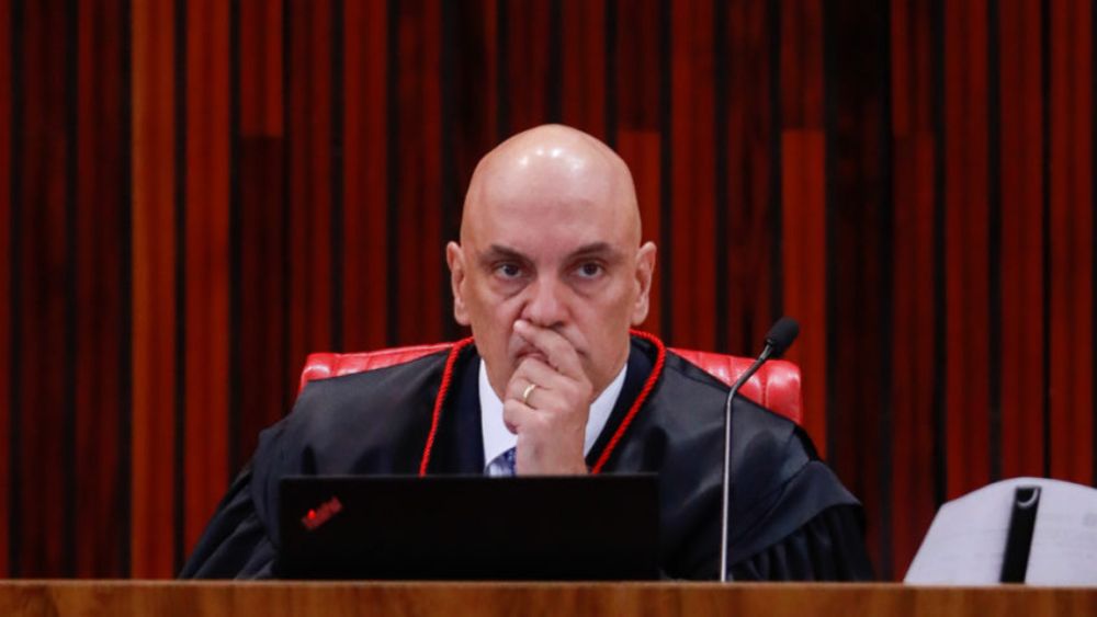 Alexandre de Moraes manda desbloquear o X no Brasil