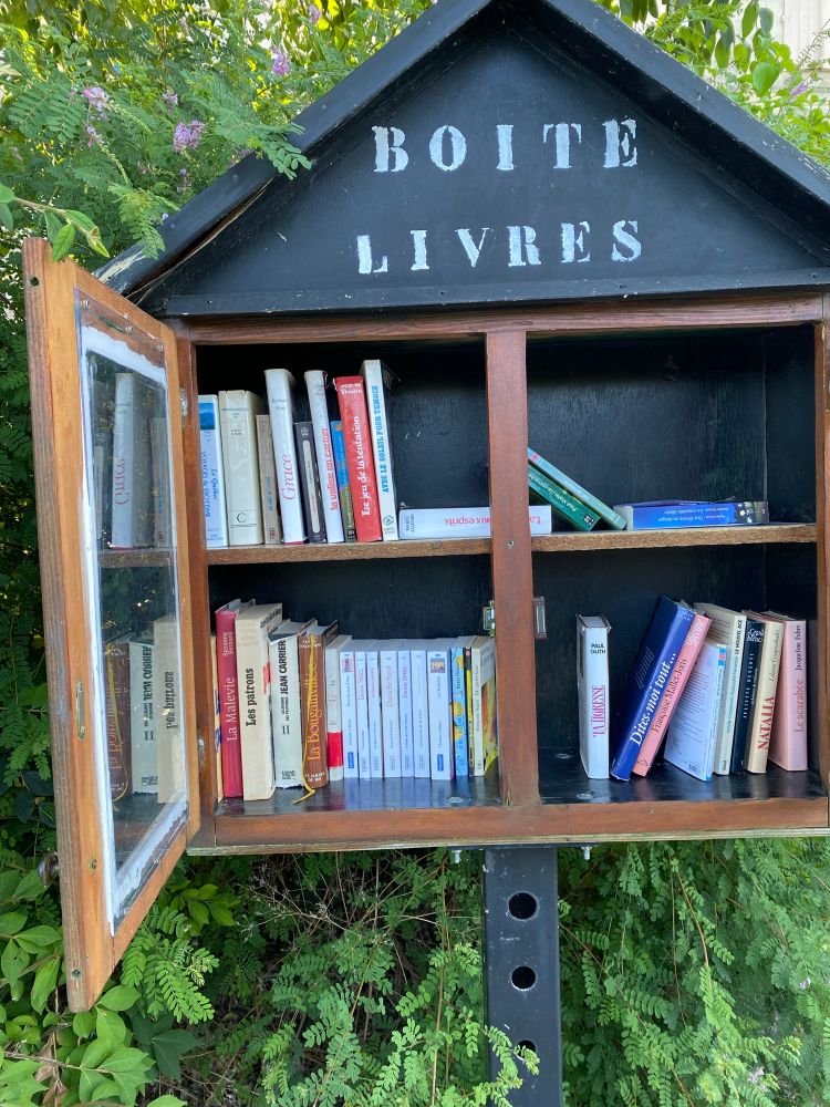 French little free library.