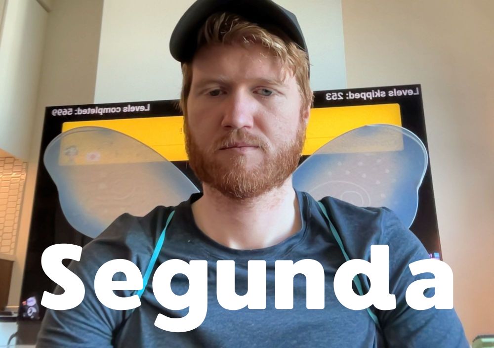 Foto colorida do nosso pai Paulinho Freire, trabalhando por nós, vestido de borboleta olha que fofinho 🥰 Mas não muito feliz porque né segunda-feira.
Abaixo, o texto "Segunda" em letras brancas 