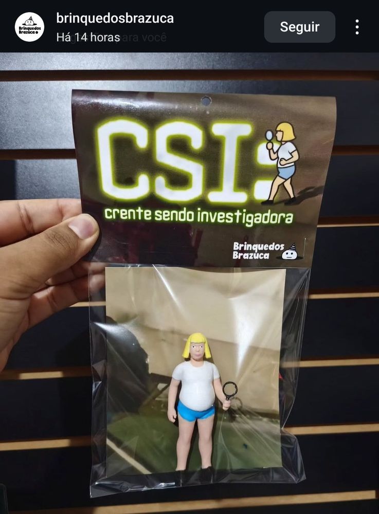 Embalagem de brinquedo da marca Brinquedos Brazuca, exibindo uma figura estilo investigadora com cabelo amarelo, camiseta branca e shorts azuis, segurando uma lupa. O texto na embalagem diz 'CSI crente sendo investigadora', sugerindo uma temática de investigação com humor religioso.