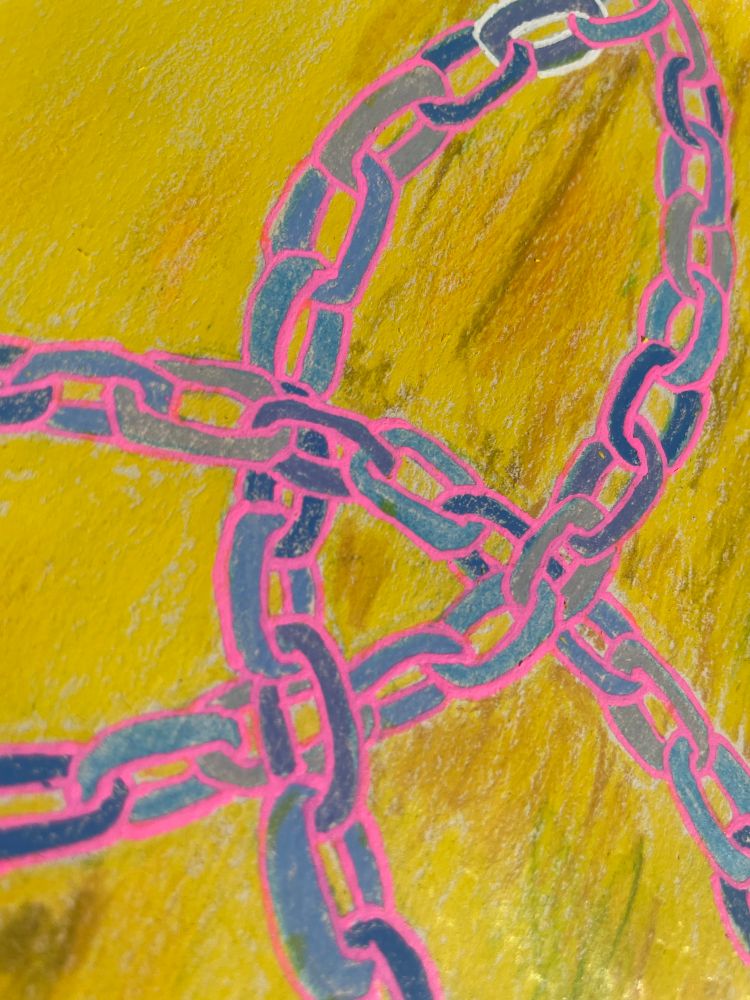 A detailed shot of the centre of the trefoil knot, so that the chain work may be more closely inspected. 