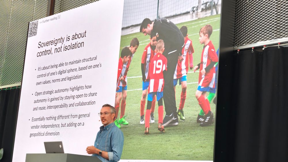 Johan Linaaker på scenen ved OS2 årsmøde