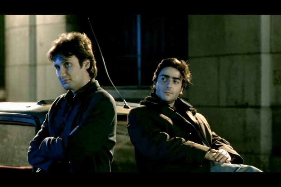 Image issue de Un monde sans pitié (deux jeunes hommes assis sur une voiture)