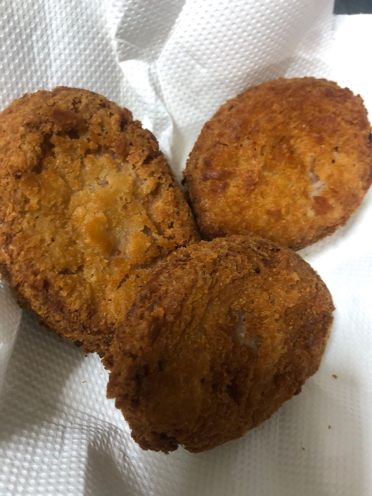 ハムカツ3個がキッチンペーパーが乗ったお皿に乗っている