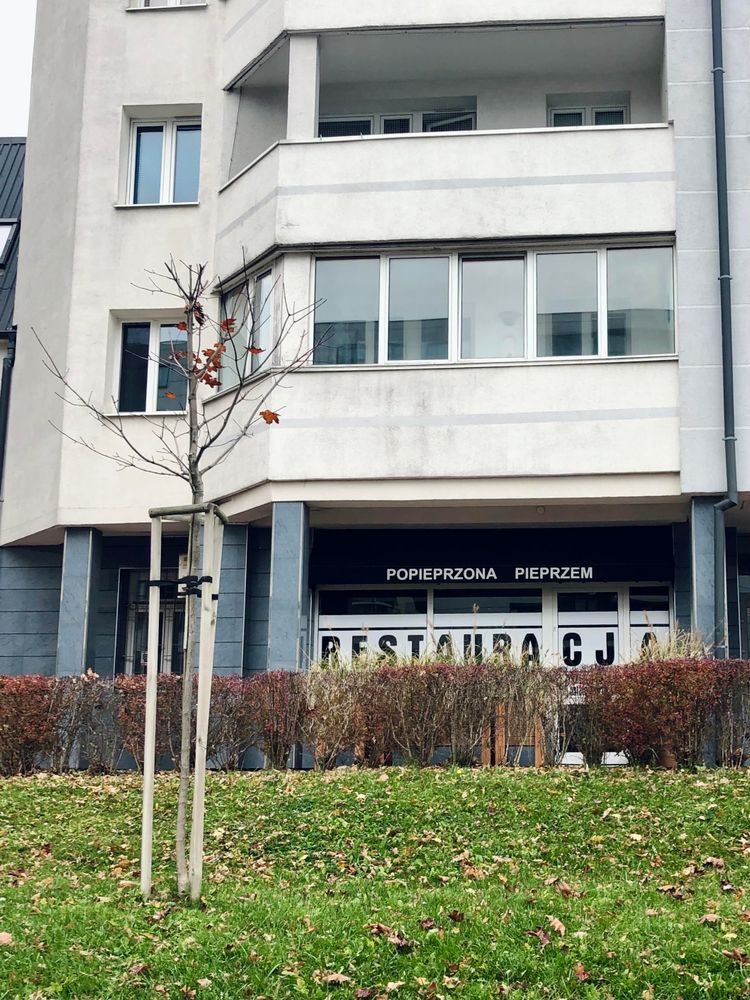 Gocław, witryna restauracji o nazwie Popieprzeni Pieprzem.