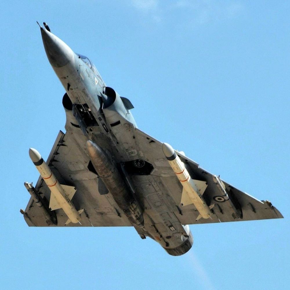 Una imagen que se ve poco: un M2000-5 griego armado con dos misiles AM-39 Exocet, dos Magic 2 de autodefensa (maquetas en este caso) y un tanque ventral de largo alcance 