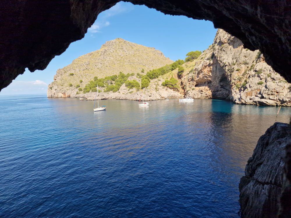 Eine Bucht auf Mallorca mit drei Segelschiffen