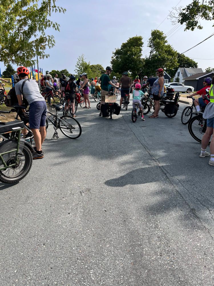 Photo of a mass of cyclists, young and old, waiting for kidical mass to start