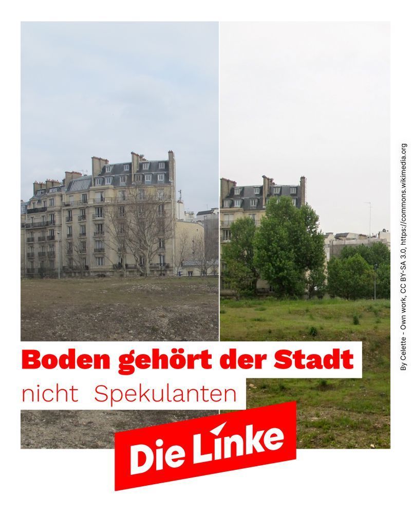 Zweiteiliges Foto einer städtischen Brachfläche. Links ist die Fläche im frühen Jahr zu sehen: Der Boden ist grau, trocken und überwiegend karg, mit kaum sichtbarer Vegetation. Im Hintergrund stehen mehrstöckige, beige Wohnhäuser im klassischen europäischen Baustil mit grauen Dächern und vielen Fenstern. Die Bäume im Hintergrund sind ohne Laub. Rechts zeigt das Foto dieselbe Fläche zu einer späteren Jahreszeit: Der Boden ist grüner und stellenweise bewachsen, mit kleinen Gräsern und niedrigem Bewuchs. Die gleichen Wohnhäuser stehen im Hintergrund, teilweise verdeckt durch grüne, belaubte Bäume. Eine deutliche vertikale Linie trennt die beiden Bildhälften und macht den Unterschied zwischen den Jahreszeiten sichtbar. Am unteren Bildrand ist der Slogan ‚Boden gehört der Stadt – nicht Spekulanten‘ zusammen mit dem Logo von Die Linke zu sehen. Rechts am Rand steht der Lizenzhinweis zum Bild.